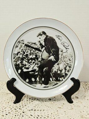 ELVIS PRESLEY BLACK & WHITE GOLD RIMMED SIGNATURE PRODUCTS COLLECTORS PLATE 7.5"